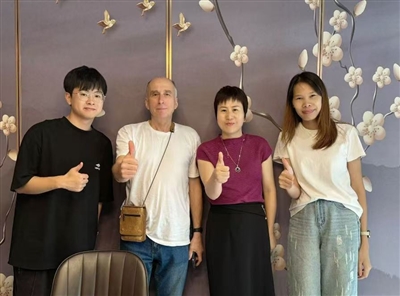 Warmly Welcome Customers Who Come To The Canton Fair To Visit Our Company